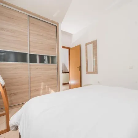 شقة In With Sea View, Terrace, Air Conditioning, Wi-fi *