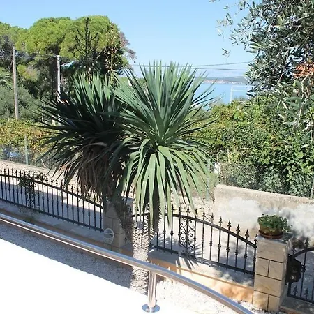 In With Sea View, Terrace, Air Conditioning, Wi-fi شقة Ždrelac