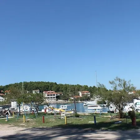 In With Sea View, Terrace, Air Conditioning, Wi-fi * Ždrelac