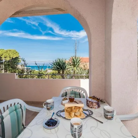 Apartment In With Sea View, Terrace, Air Conditioning, Wi-fi Ždrelac